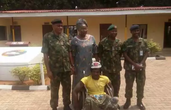 PHOTONEWS: Army visits cripple its men assaulted, presents him with gifts
